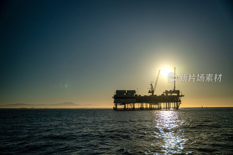 在一个晴朗的早晨，在加利福尼亚州长滩/洛杉矶的黄昏时分，关闭离岸石油和天然气钻井平台